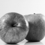 4141930-blanco-y-negro-de-frutas-de-manzana-se-trata-de-una-deliciosa-comida-saludable-cierre-de-fondo-gris-1